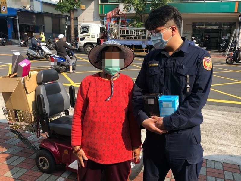 台收賣婆怕警員危險,暖心走到警署為警員送上200個口罩。網圖