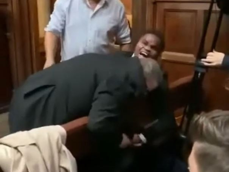 一位來自加納的盲人學生因想聽辯論,竟被保安抓住他的腳踝試圖將他拖出去,引起極大的爭議。(網圖)