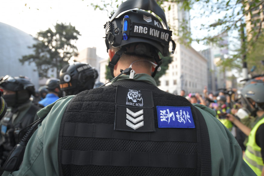 防暴警背心貼「警察勁揪」。