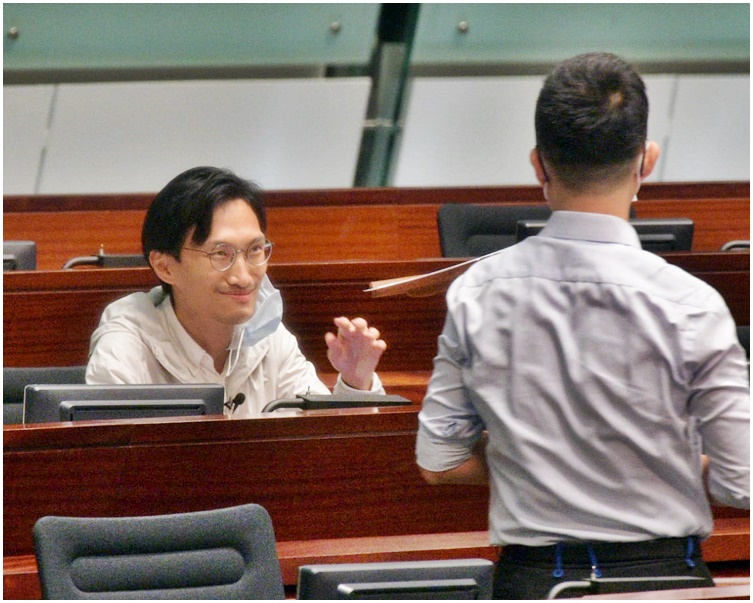朱凱廸(左)動議中止待續議案後,要求點算法定人數。