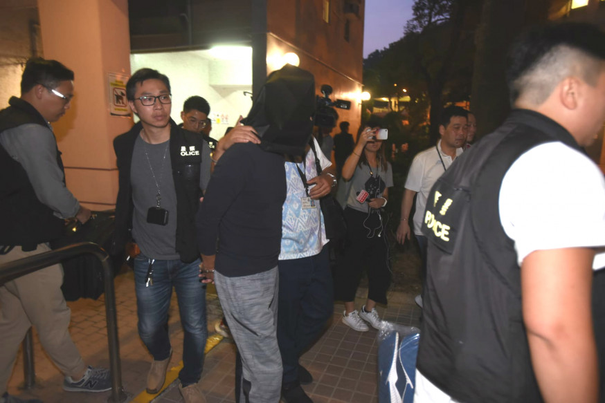 警方押解斬人案疑犯搜屋後帶返警署。