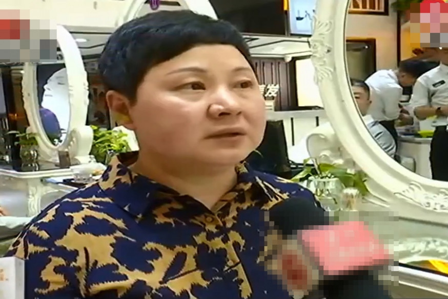 女子修剪頭髮被剪到耳朵。 微博圖片