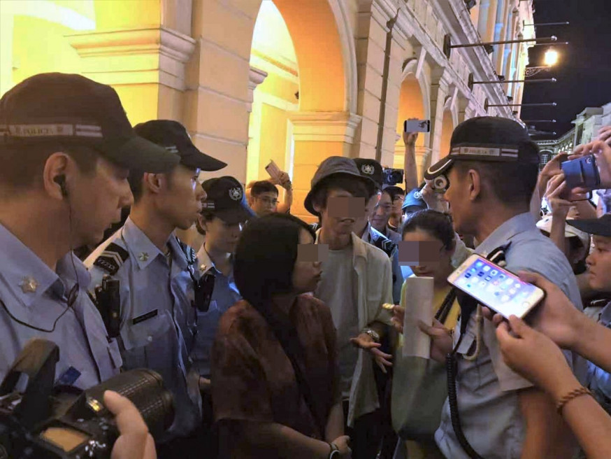 黑衣人議事亭前地集會 澳門警方拘7男女