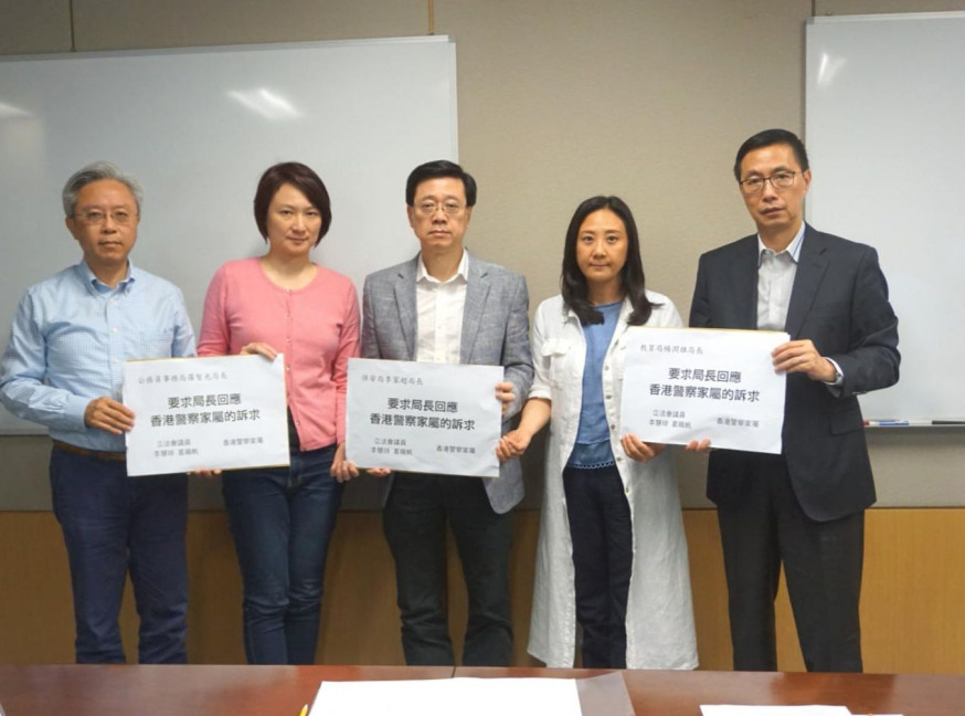 李慧琼及葛珮帆與一眾警察家屬,約見3名局長。