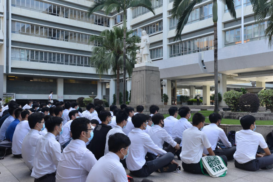 喇沙書院昨晨再有近百學生靜坐抗議。