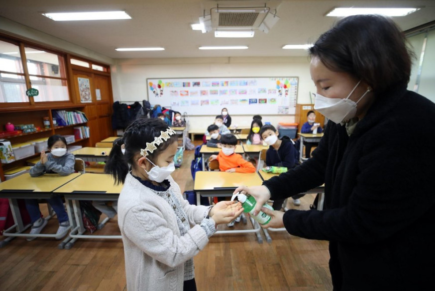 酒精搓手液可以自然揮發無需擦乾。AP圖片