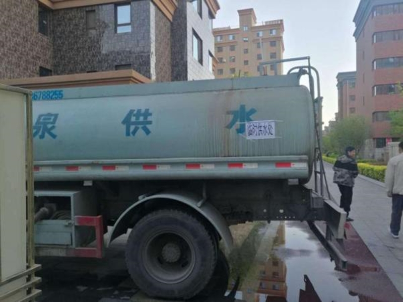 當局派出水車為居民提供用水。 網上圖片
