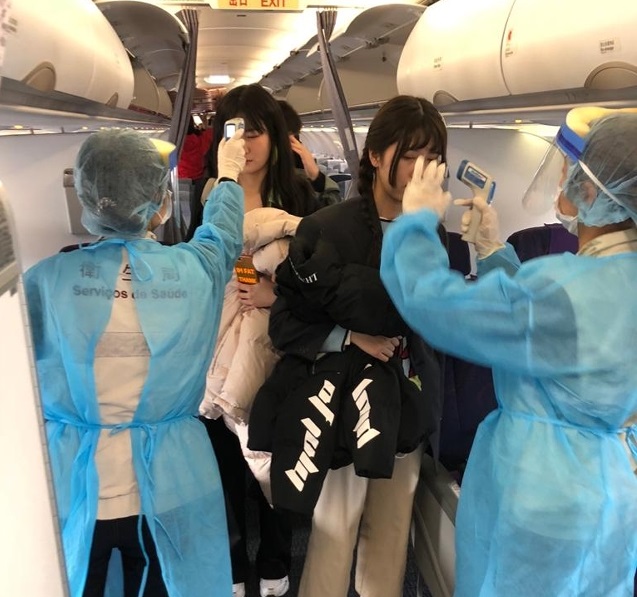 澳門防疫人員航班檢測體溫及查問病徵。澳門新聞局圖片