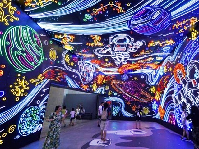 貴陽「網紅新地標」 魔幻燈光秀吸引市民拍照打卡