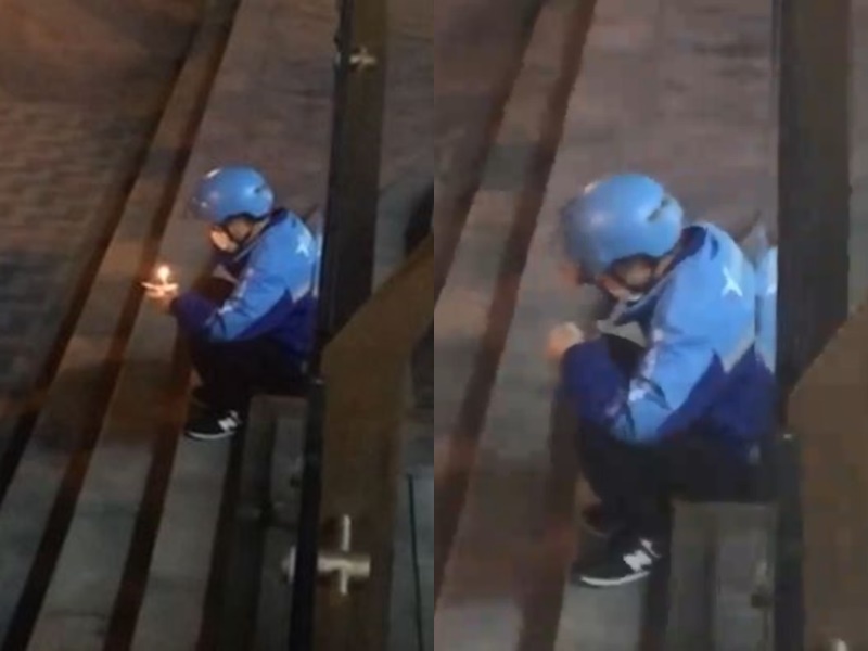 該外賣員獨自坐在路邊,一邊吃蛋糕一邊抹眼淚。影片截圖