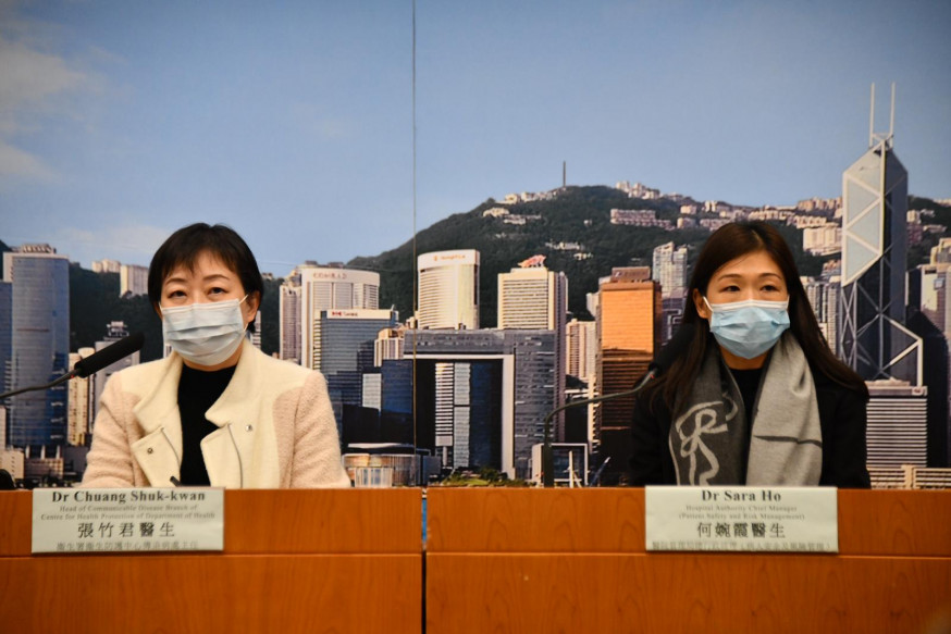 衞生防護中心傳染病處主任張竹君(左面)