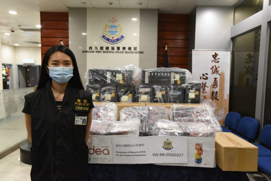 警方檢獲燒碟機及光碟。