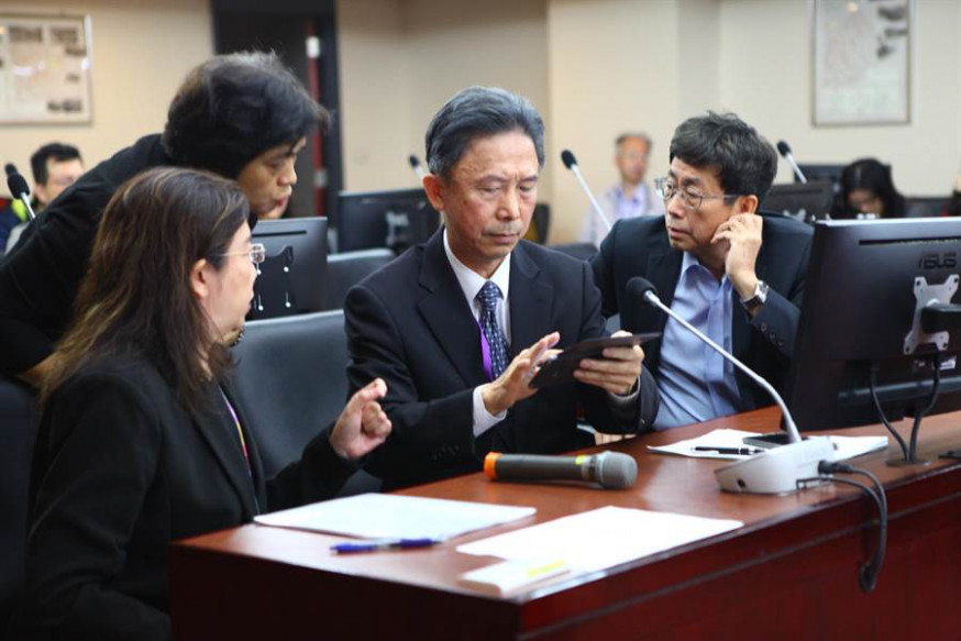 台北市政府秘書長薛春明(右)8日與市市政府發言人周台竹(右二)赴議會民政委員會專案報告。網圖