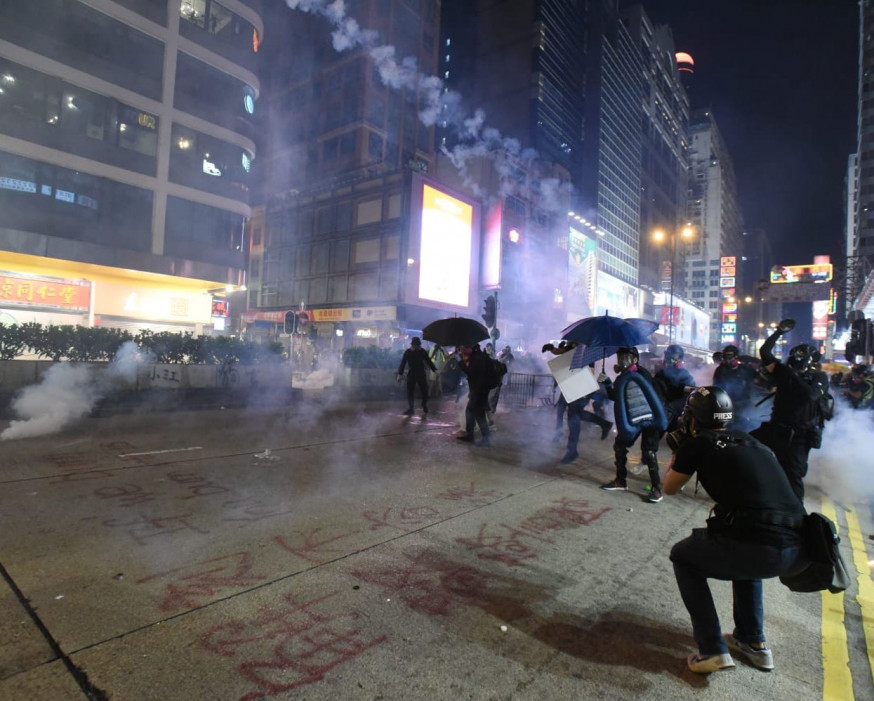 【修例風波】警彌敦道舉黑旗射催淚彈 許智峯投訴被警踩腳