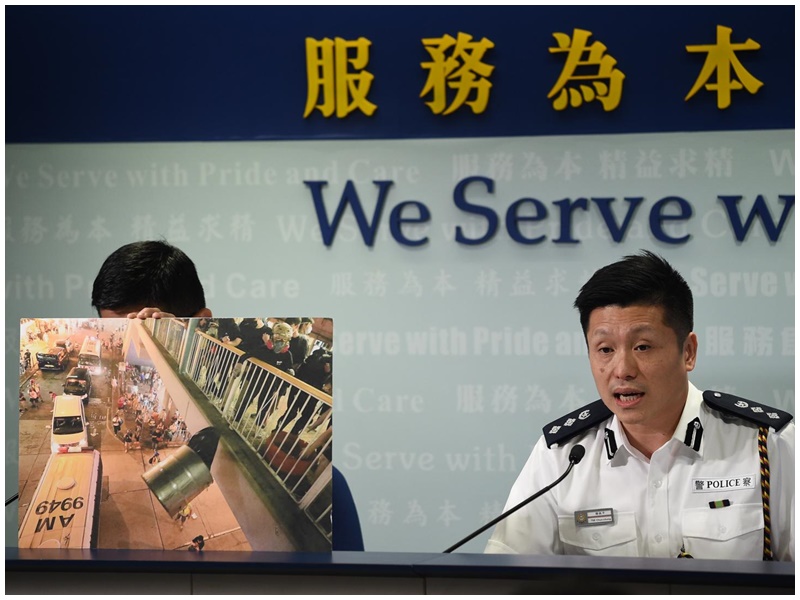 謝振中(右)指有人在旺角道天橋向警車扔垃圾桶。