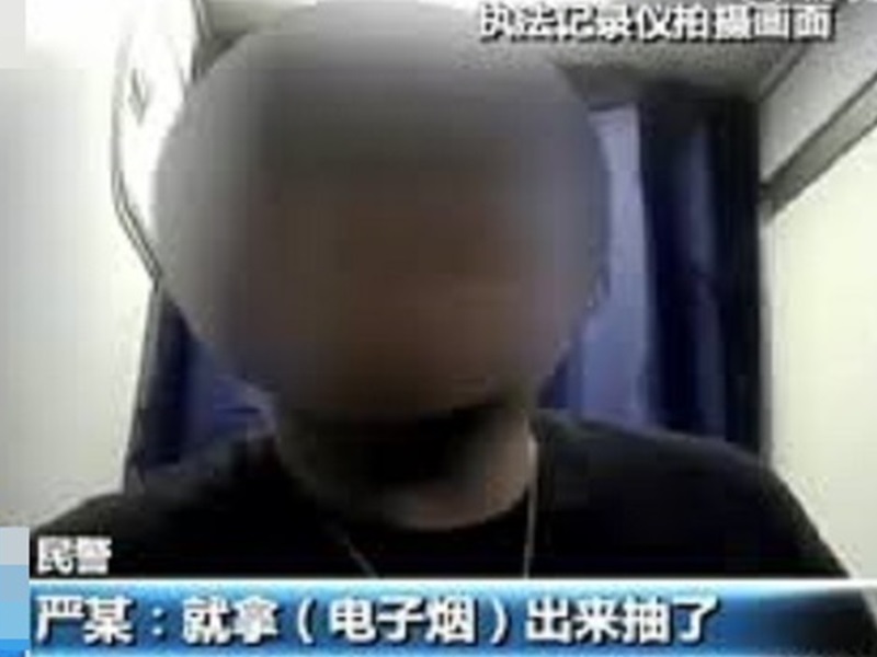 不敵煙癮於機艙吸食電子煙,無知兩男乘客誤認進入跑道後可吸煙。網圖