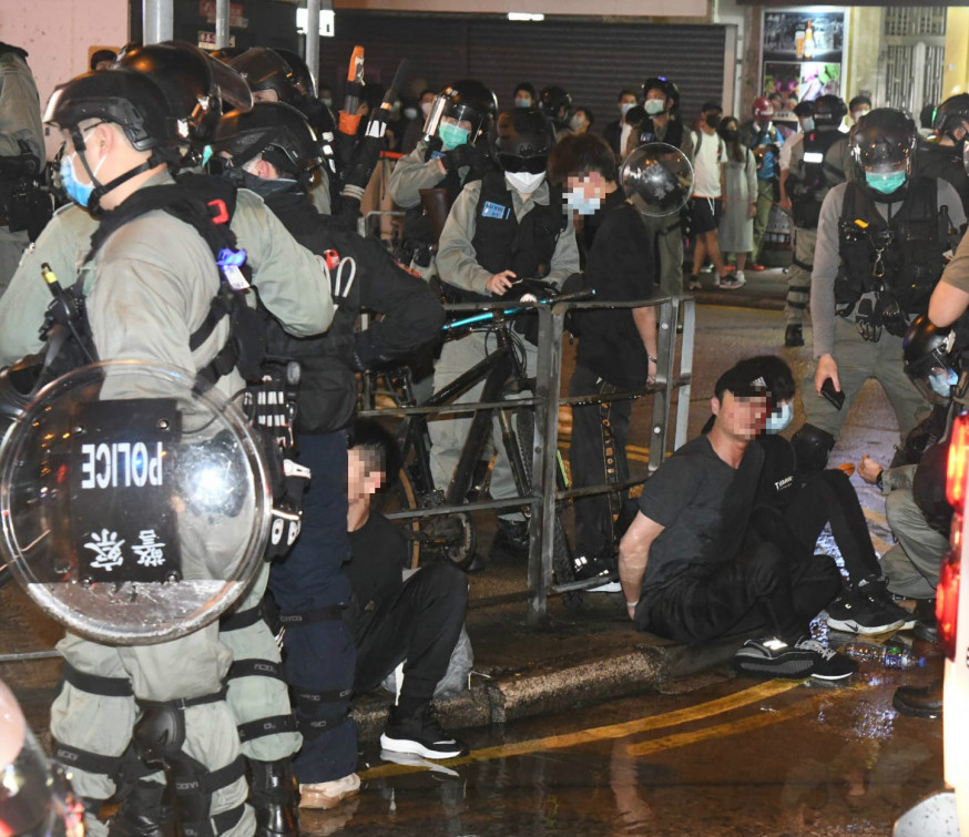 警方制服多人