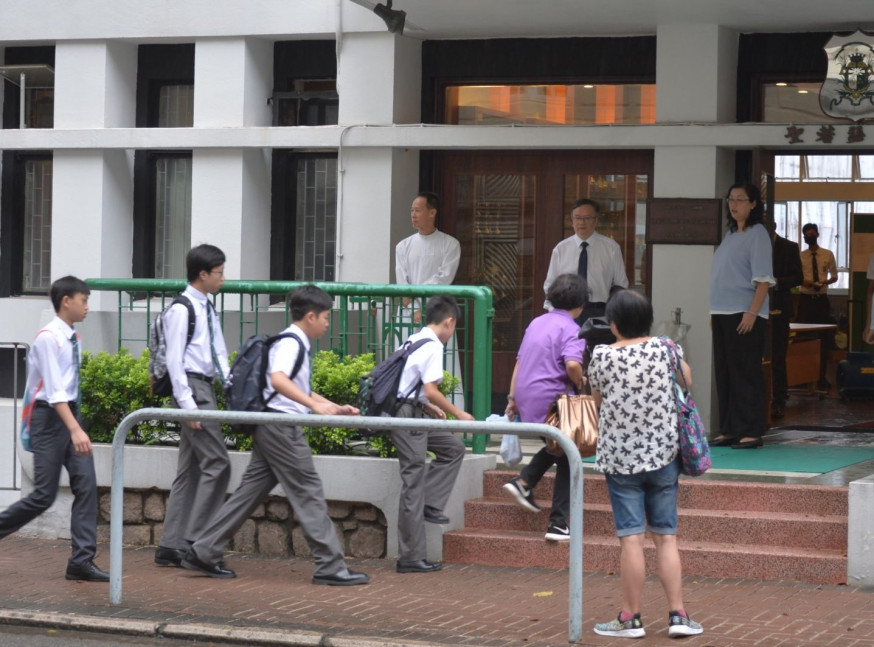 【逃犯條例】校門外查問學生被指白色恐怖 警:一向會在較多學校地區巡邏