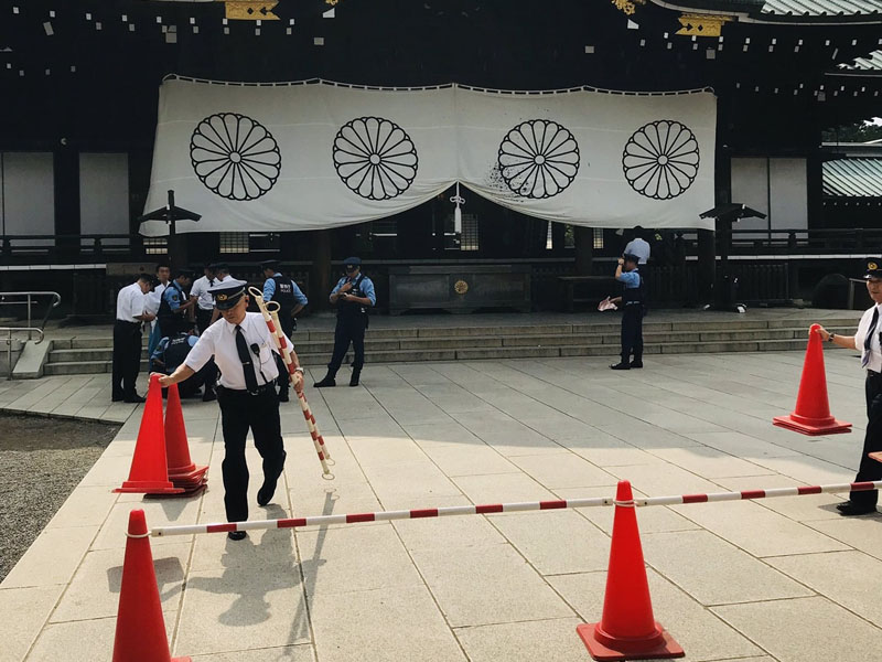 一名男子周一在日本東京靖國神社潑墨,當場被捕。(網圖)