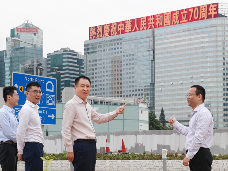 恒大於灣仔中國恒大中心外牆LED版上展示九面中國國旗。