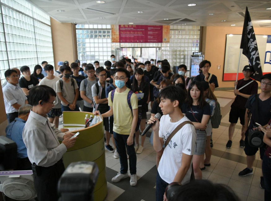【修例風波】浸大學生會發起包圍鐘樓 促與校長錢大康直接對話