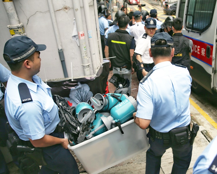 警方從店內檢走一批證物。