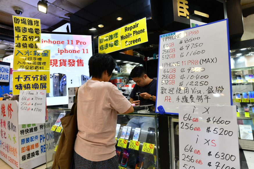 新iPhone昨日正式開賣,先達未見有炒風。何哲旻攝