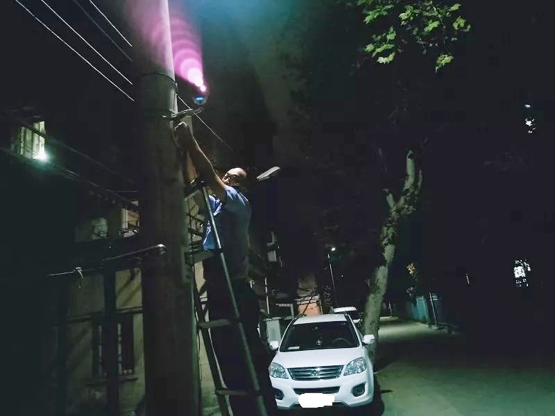警員爬電線桿查探頭。網圖