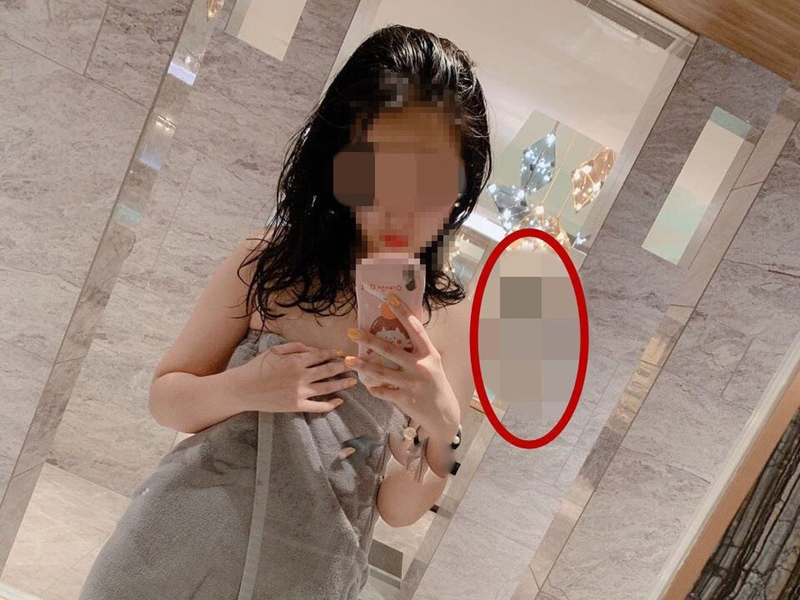 大連一名女子在網絡貼出澡堂自拍照,背後卻有裸女入鏡(紅圈位置),她辯稱畫面不清楚拒刪除。(網圖)
