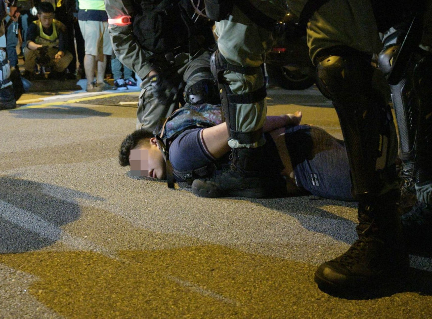 【修例風波】示威者中環聚集堵路 防暴警制服至少兩人