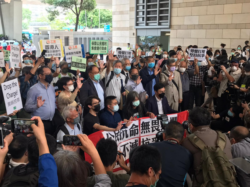 黎智英等15人涉非法集結於西九龍法院審訊。
