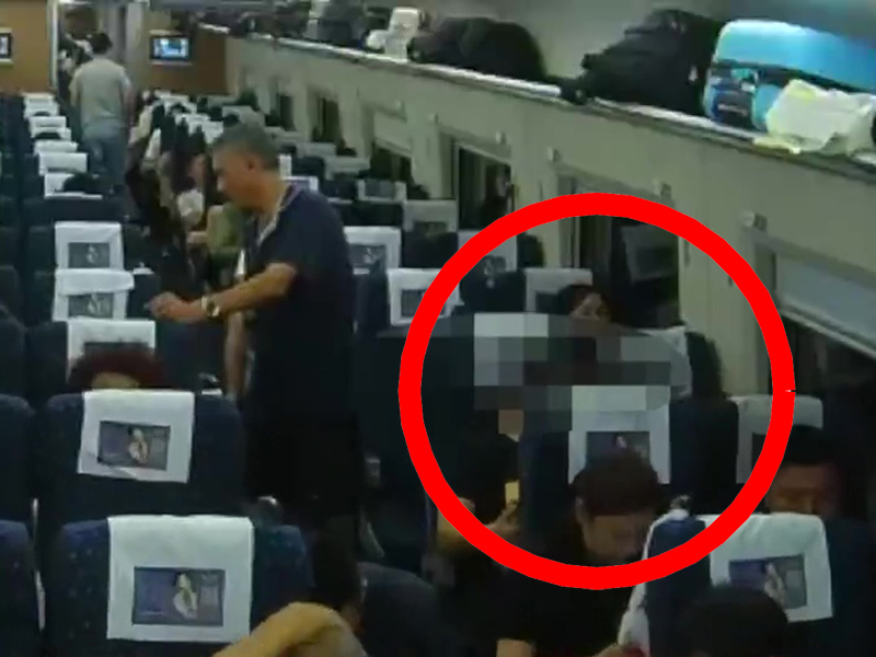失戀工程師乘高鐵向身旁女子伸出「鹹豬手」, 被捕後跪地求饒。(網圖)