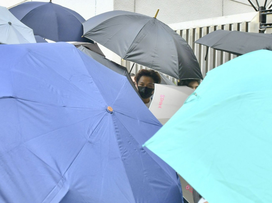 男被告羅敏聰(圖中戴口罩者)。資料圖片