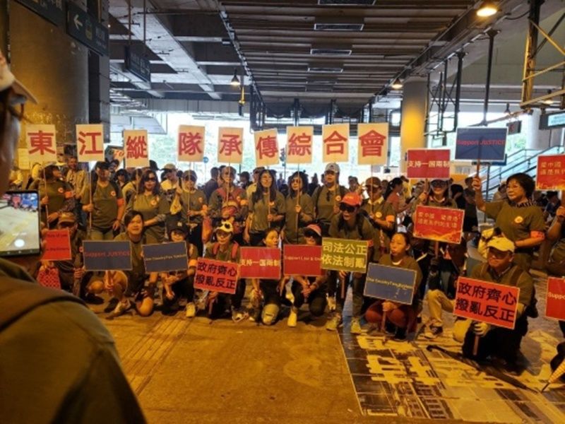 昨天元朗站數十制服人聚集,佔據大馬路遊行。網上圖片