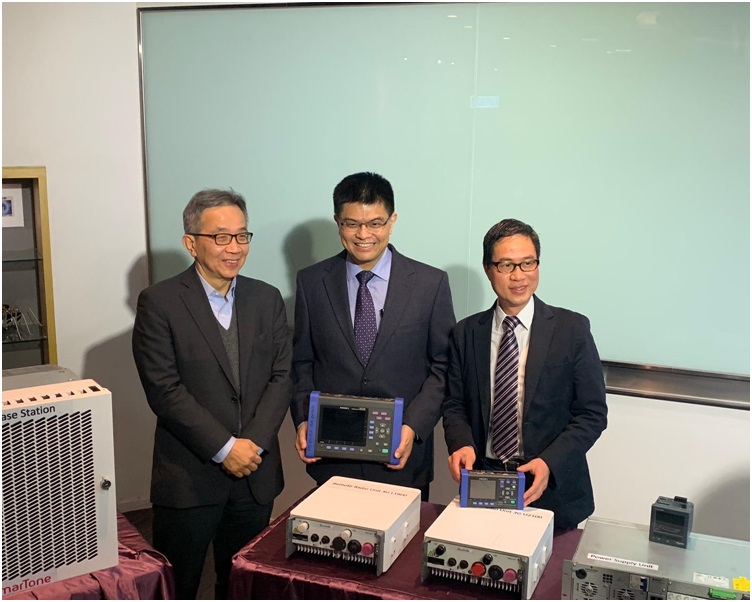 黃永明(中)稱新技術可減低基站的用電量。