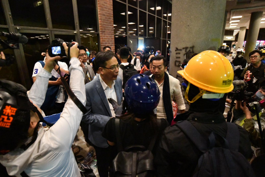 葉建源昨日交代校長與警方協商結果。 資料圖片