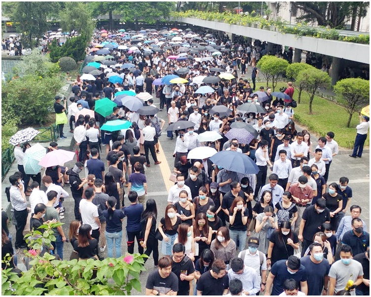 遊行人士下午12時半由中環遮打花園出發。
