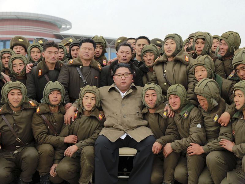 金正恩同全體參訓士兵一起合影留念。(朝中社)
