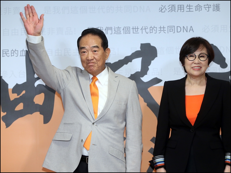 宋楚瑜(左)宣布參選,搭檔廣告界傳奇女子余湘(右)。
