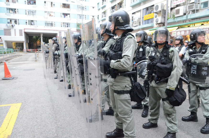 警方入瀝源邨警告在場人士離開否則用武力
