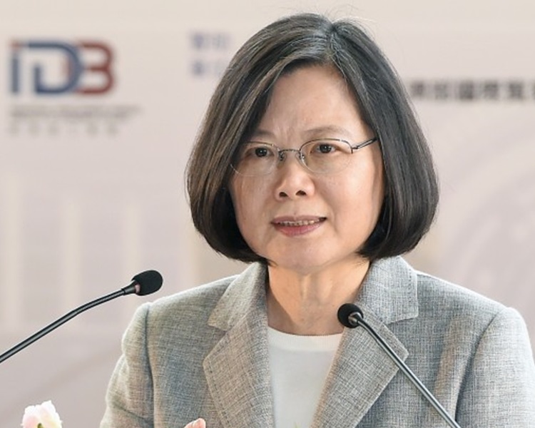 台灣有高中的寒假作業考試試題,竟出現疑似影射蔡英文總統發表愚蠢評論的題目。