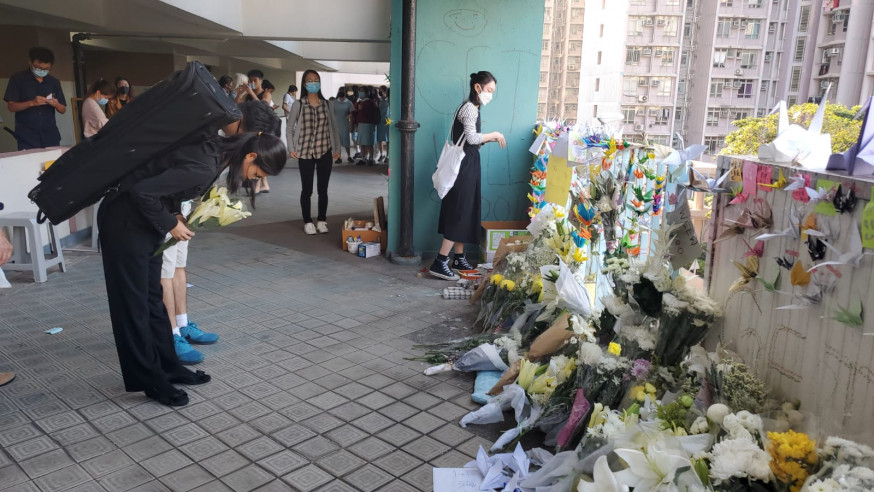 有市民到周梓樂當日墮樓位置獻花悼念。