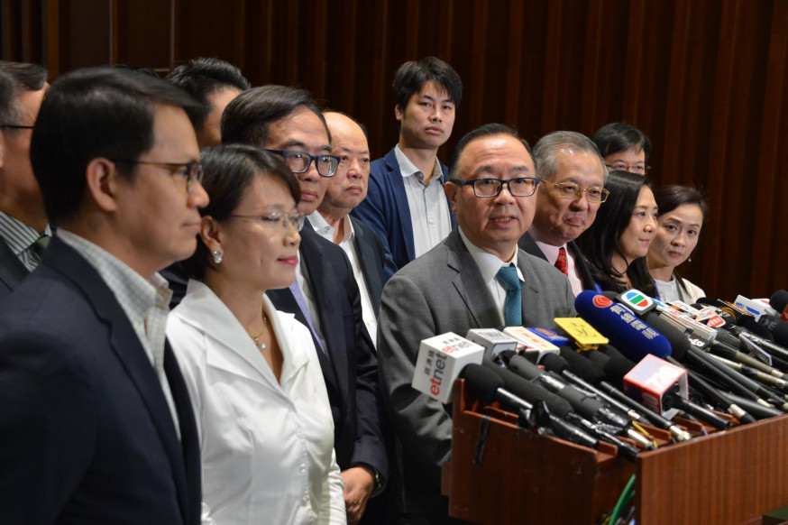 39名建制議員聯署倡移交門檻增至囚7年。