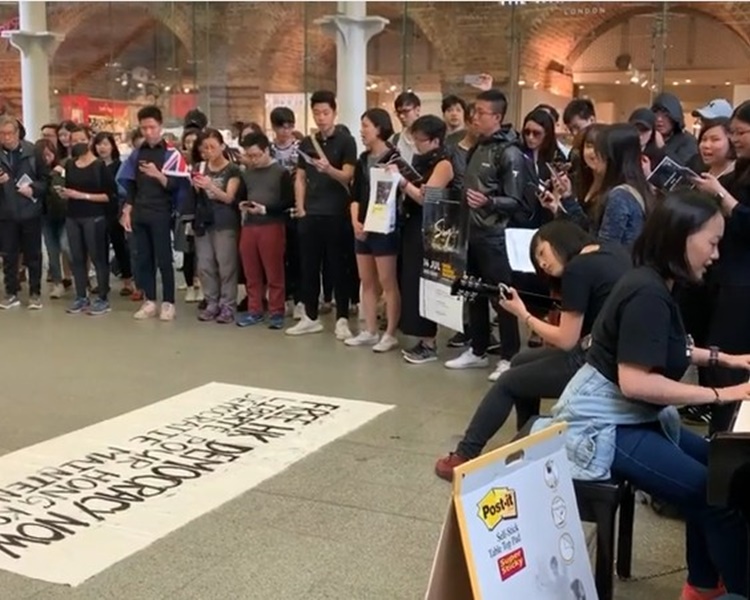 倫敦過百名香港人於倫敦多個地鐵沿線快閃唱歌聲援港人。