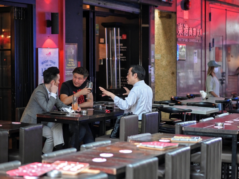酒吧或酒館恢復營運後,在任何時間顧客人數均不得超過通常座位數目的一半。
