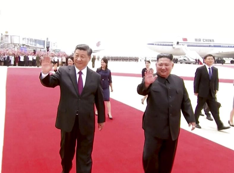 習近平與夫人彭麗媛抵達平壤順安機場,獲金正恩夫婦親自迎接。網圖