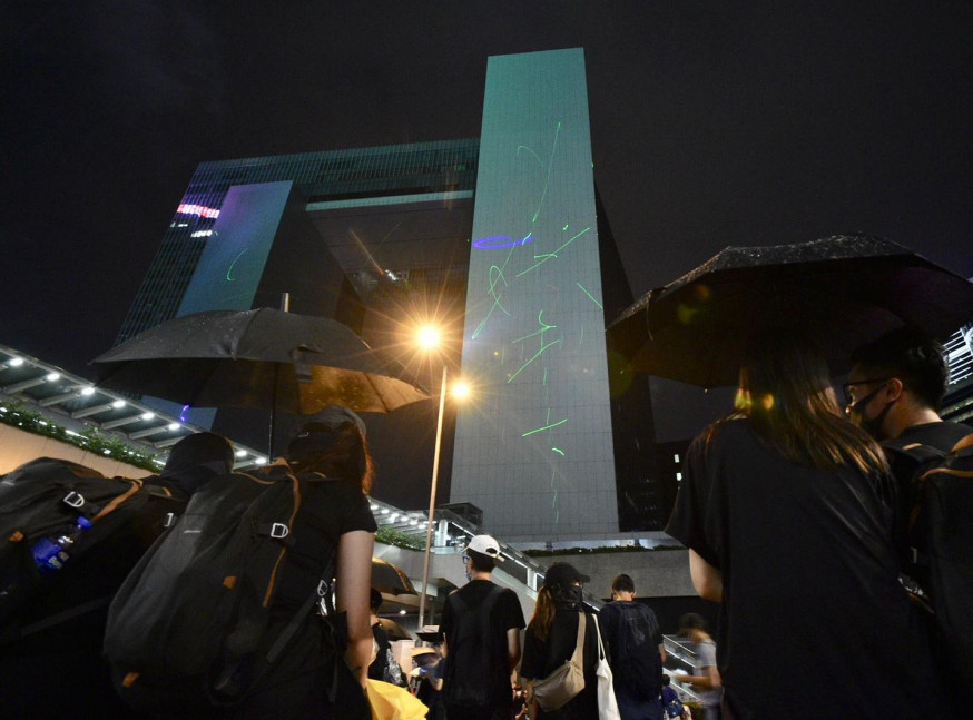 市民以鐳射筆照向政總。