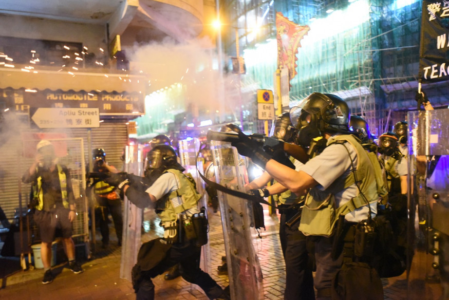 深水埗示威者與市民與警方爆發衝突,警方施放35枚催淚彈。資料圖片