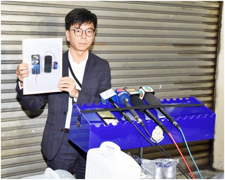 鄒旺忠展示懷疑電話爆炸裝置。
