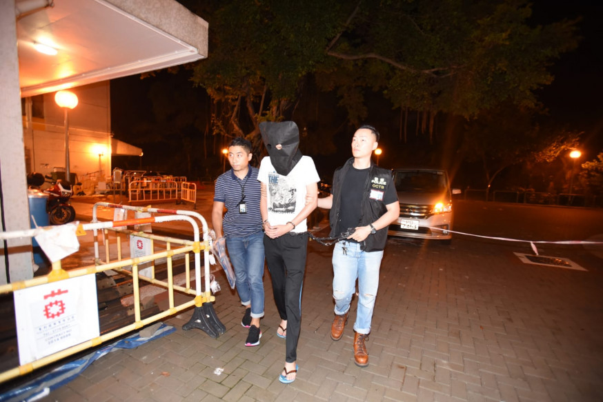 警方將疑犯押返住所搜查